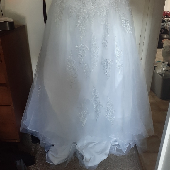 Wedding  dress - Picture 2 of 5